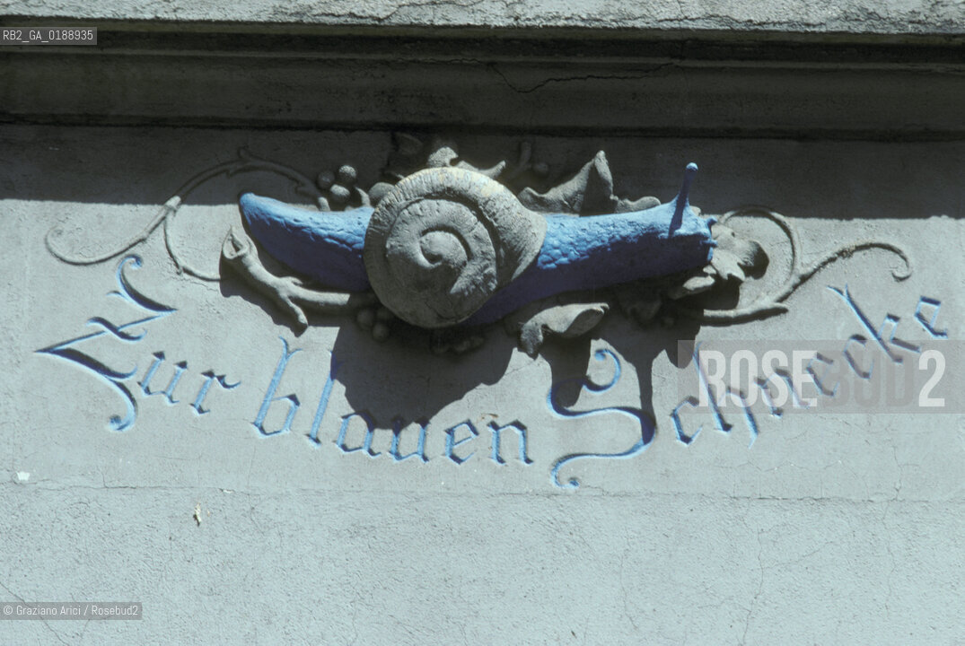 ( SVIZZERA CONFEDERAZIONE ELVETICA  )  CANTONE DI ZURIGO ZURIGO : INSEGNA IN UN PALAZZO DEL CENTRO  © 1995 Graziano Arici/Rosebud2 / GEO CHIOCCIOLA BLU