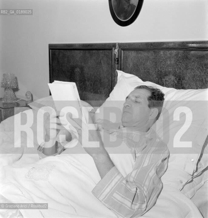 THE CYCLIST GINO BARTALI RECOVERING FROM AN ILLNESS  - FLORENCE - 1953 - © ARCHIVIO Graziano Arici/Rosebud2  / SPORT / CICLISMO / CICLISTA / LETTO / LIBRO