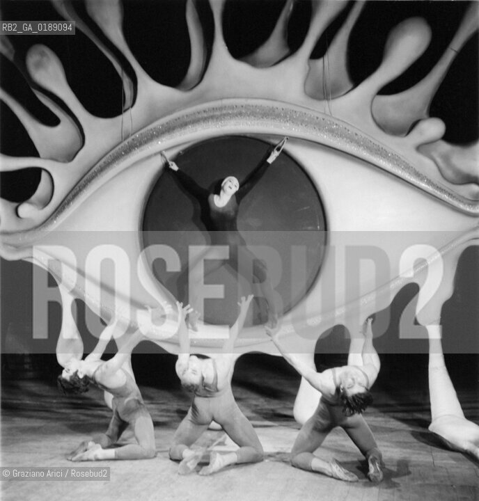 THE DANCER LUDMILLA TCHERINA IN THE COMEDY  LA DAMA SPAGNOLA E IL CAVALIERE ROMANO   AT THE THEATRE  LA FENICE  IN VENICE WITH THE SCENOGRAFY BY THE PAINTER AND SCULPTOR SALVADOR DALI - 1961 - © ARCHIVIO Graziano Arici/Rosebud2  / ARTE / PITTORE / SCULTORE /  TEATRO LA FENICE / MUSICA / MUSICA LIRICA / OCCHIO / SCENOGRAFIA / BALLETTO / BALLERINO