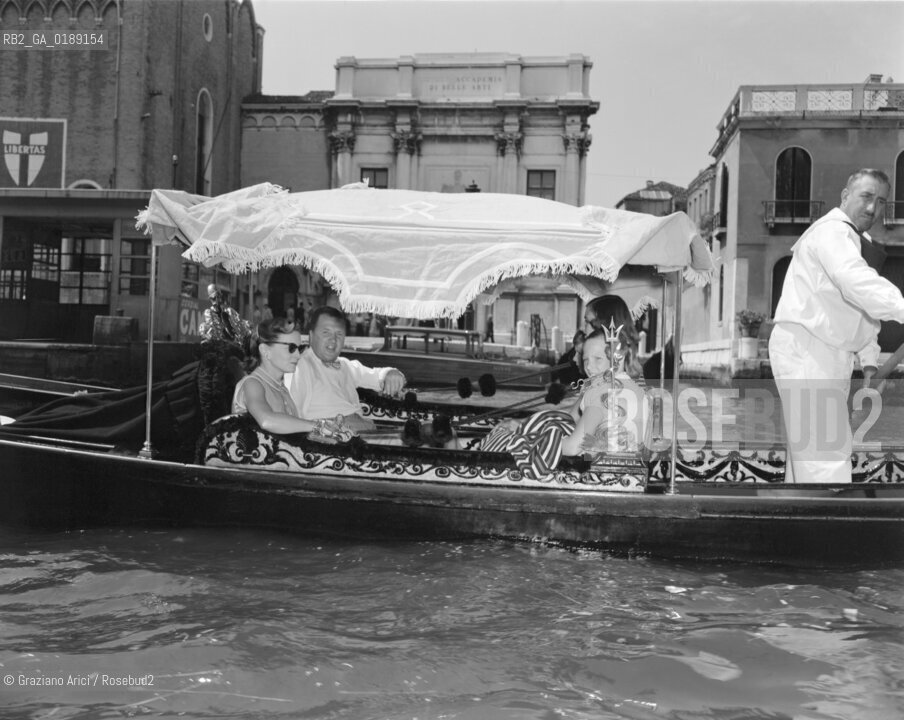 THE BUSINESS MAN HENRY FORD II WITH HIS FAMILY ON A GONDOLA IN VENICE  - 1951 © ARCHIVIO Graziano Arici/Rosebud2  / ECONOMIA / IMPRENDITORE / GONDOLA