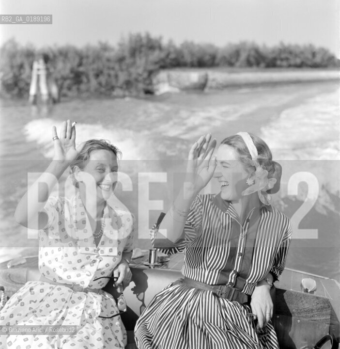 THE JOURNALIST STELLA KING ( ON THE RIGHT ) WITH THE OWNER OF  LOCANDA CIPRIANI  CARLA CIPRIANI ON A MOTORBOAT IN VENICE - 1957  © ARCHIVIO Graziano Arici/Rosebud2  / VARIE / LETTERATURA / GIORNALISTA / IMPRENDITORE / MOTOSCAFO