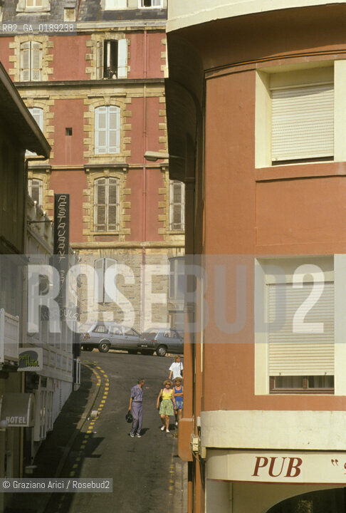 ( FRANCIA  )  PAYS BASQUE BIARRITZ :  UNA STRADA DEL CENTRO   © 1999 Graziano Arici/Rosebud2 / GEO