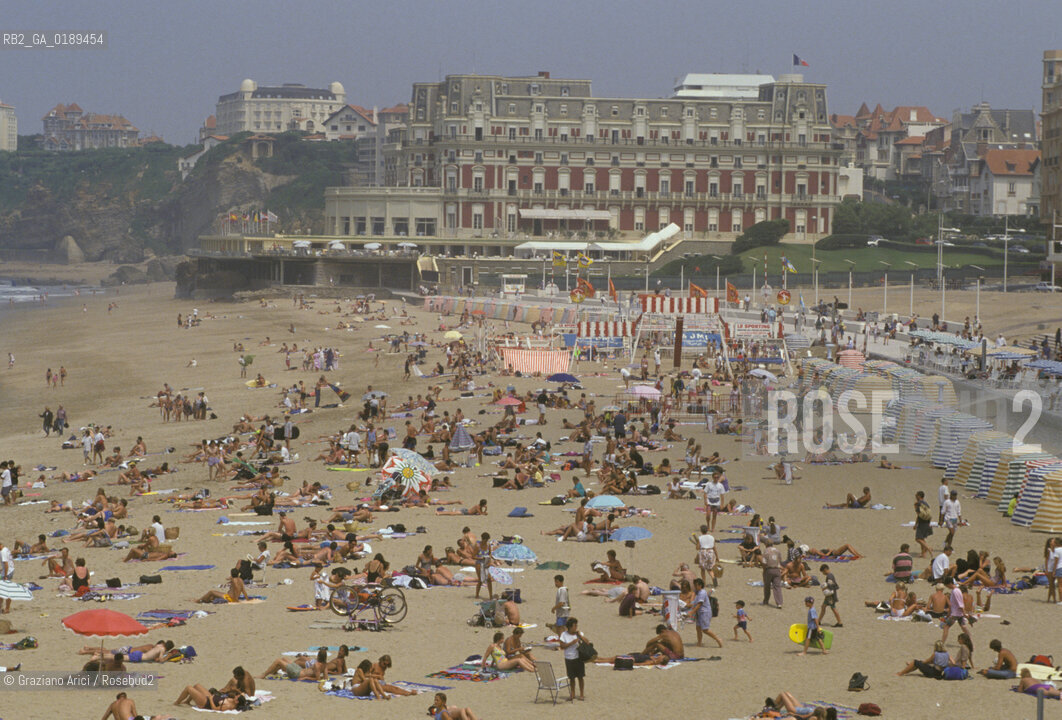 ( FRANCIA  )  PAYS BASQUE BIARRITZ :  SPIAGGIA LA GRAND PLAGE  E LHOTEL DU PALAIS   © 1999 Graziano Arici/Rosebud2 / GEO