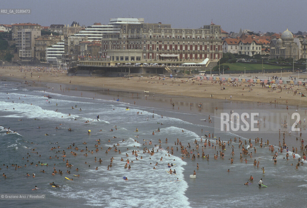 ( FRANCIA  )  PAYS BASQUE BIARRITZ :  SPIAGGIA LA GRAND PLAGE  E LHOTEL DU PALAIS   © 1999 Graziano Arici/Rosebud2 / GEO