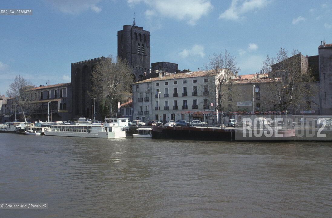 ( FRANCIA  )  LANGUEDOC-ROUSSILLON AGDE : LA CATTEDRALE ST.ETIENNE E IL FIUME HERAULT   © 1999 Graziano Arici/Rosebud2 / GEO