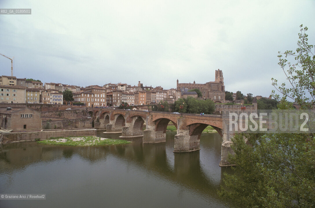 ( FRANCIA  )  MIDI-PYRENEES ALBI : LA CATTEDRALE STE-CECILE E IL FIUME TARN  © 1999 Graziano Arici/Rosebud2 / GEO