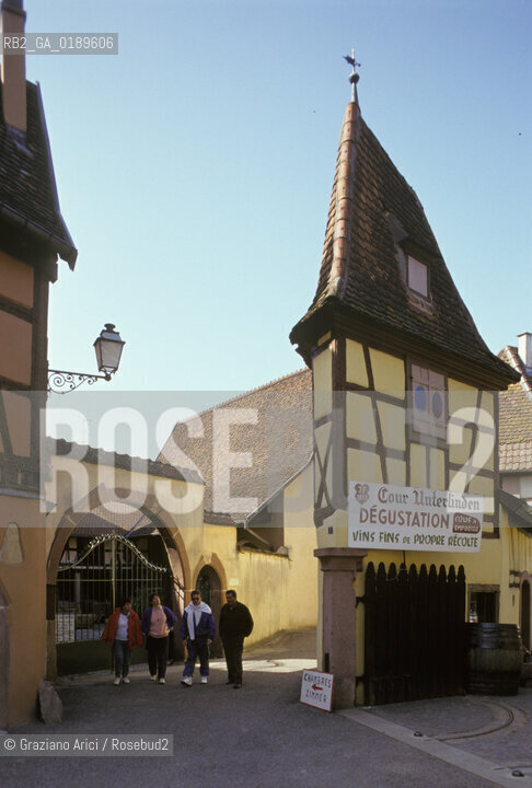 ( FRANCIA  )  ALSAZIA EGUISHEIM : UNA VIA DEL CENTRO  © 1999 Graziano Arici/Rosebud2 / GEO VINO