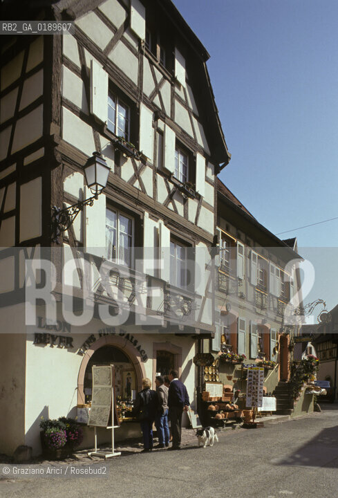 ( FRANCIA  )  ALSAZIA EGUISHEIM : UNA VIA DEL CENTRO  © 1999 Graziano Arici/Rosebud2 / GEO VINO
