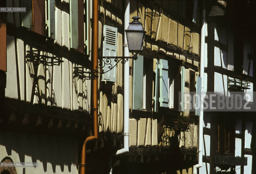 ( FRANCIA  )  ALSAZIA EGUISHEIM : UNA VIA DEL CENTRO  © 1999 Graziano Arici/Rosebud2 / GEO GRATICCIO