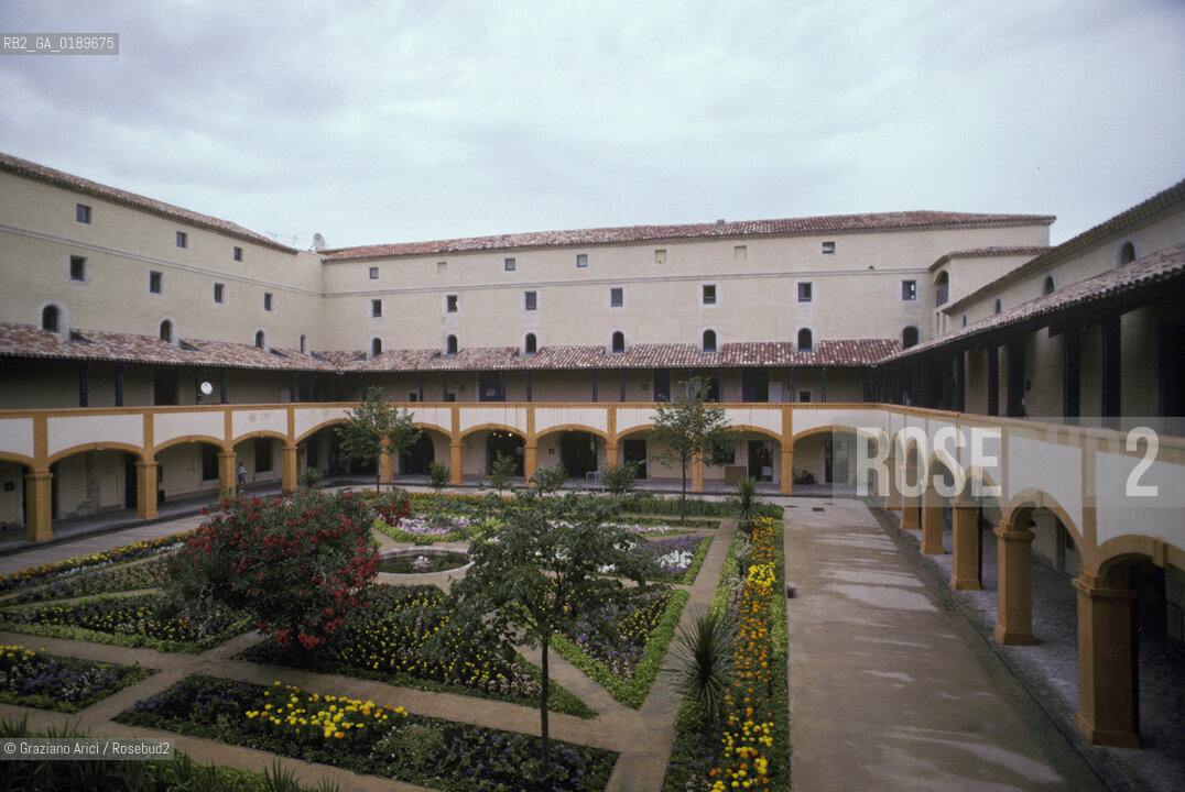 ( FRANCIA  )  PROVENCE-ALPES-COTE DAZUR ARLES : CORTILE DELLHOTEL DE DIEU DOVE E STATO RICOVERATO VAN GOGH © 1999 Graziano Arici/Rosebud2 / GEO ARTE PITTORE OSPEDALE