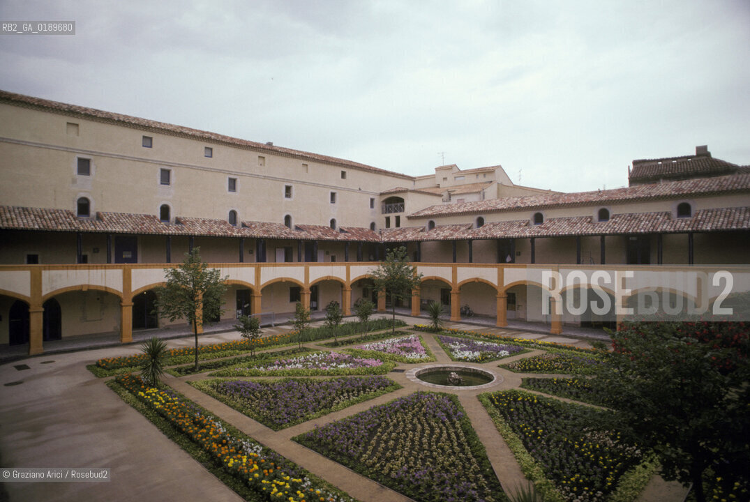 ( FRANCIA  )  PROVENCE-ALPES-COTE DAZUR ARLES : CORTILE DELLHOTEL DE DIEU DOVE E STATO RICOVERATO VAN GOGH © 1999 Graziano Arici/Rosebud2 / GEO ARTE PITTORE OSPEDALE