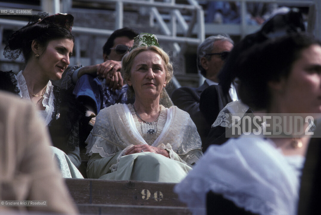 ( FRANCIA  )  PROVENCE-ALPES-COTE DAZUR ARLES : SPETTACOLO FOLKLORISTICO IN ARENA  © 1999 Graziano Arici/Rosebud2 / GEO COSTUME