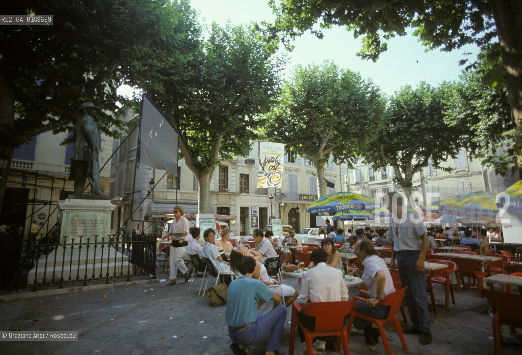 ( FRANCIA  )  PROVENCE-ALPES-COTE DAZUR ARLES : PLACE DU FORUM © 1999 Graziano Arici/Rosebud2 / GEO