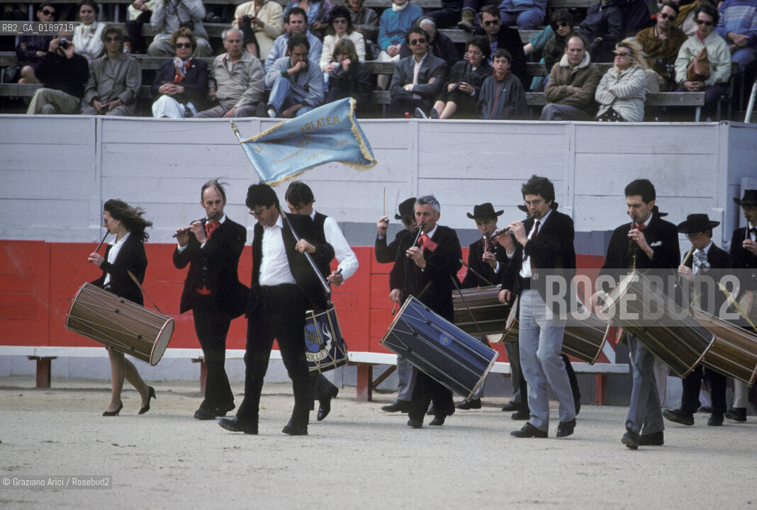 ( FRANCIA  )  PROVENCE-ALPES-COTE DAZUR ARLES : SPETTACOLO FOLKLORISTICO IN ARENA  © 1999 Graziano Arici/Rosebud2 / GEO COSTUME