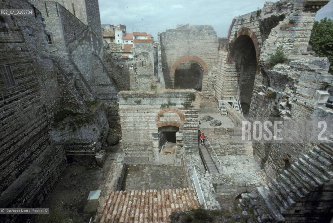 ( FRANCIA  )  PROVENCE-ALPES-COTE DAZUR ARLES : LE TERME ROMANE DI COSTANTINO  © 1999 Graziano Arici/Rosebud2 / GEO