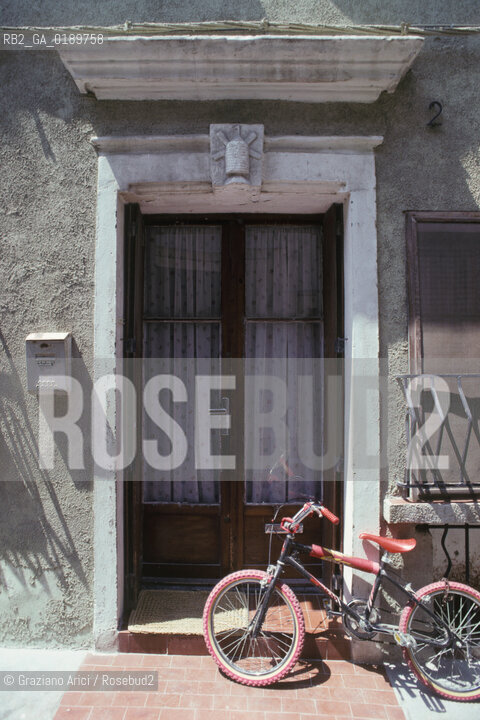 ( FRANCIA  )  PROVENCE-ALPES-COTE DAZUR ARLES : PORTA BICICLETTA  © 1999 Graziano Arici/Rosebud2 / GEO MULINO