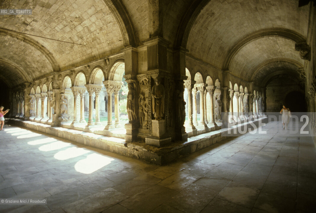 ( FRANCIA  )  PROVENCE-ALPES-COTE DAZUR ARLES : CHIOSTRO DELLA CHIESA DI ST-TROPHIME © 1999 Graziano Arici/Rosebud2 / GEO ROMANICO
