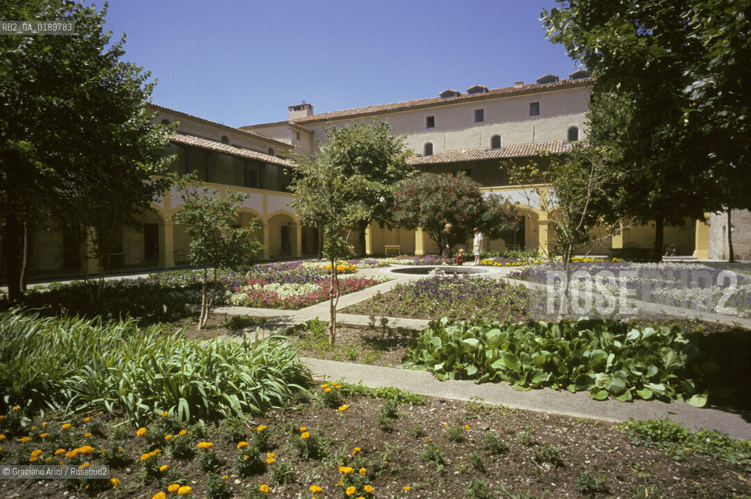 ( FRANCIA  )  PROVENCE-ALPES-COTE DAZUR ARLES : CORTILE DELLHOTEL DE DIEU DOVE E STATO RICOVERATO VAN GOGH © 1999 Graziano Arici/Rosebud2 / GEO ARTE PITTORE OSPEDALE