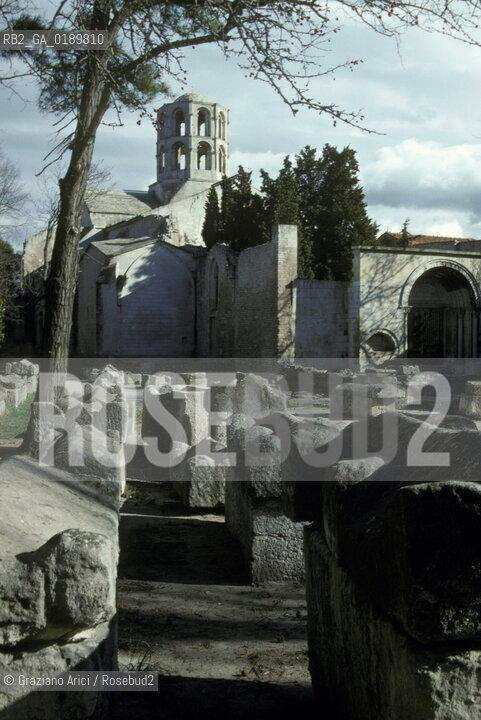 ( FRANCIA  )  PROVENCE-ALPES-COTE DAZUR ARLES : LA NECROPOLI DEGLI ALYSCAMPS  © 1999 Graziano Arici/Rosebud2 / GEO CIMITERO