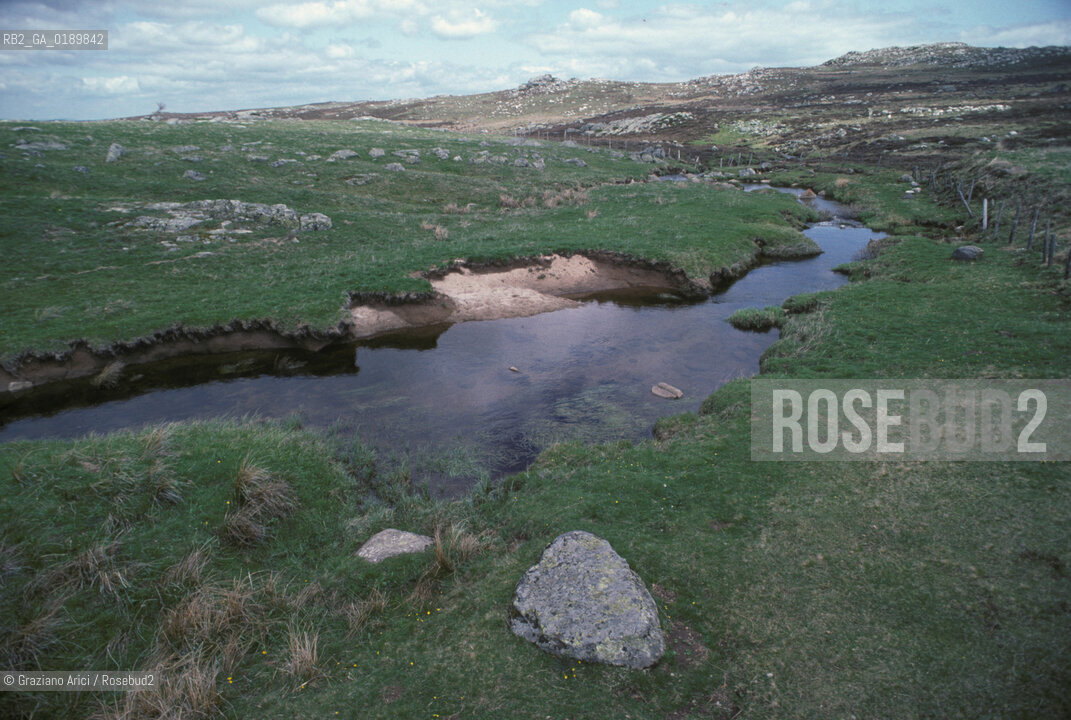 ( FRANCIA  )  MIDI-PYRENEES  ALTIPIANO DELLAUBRAC  © 1999 Graziano Arici/Rosebud2 / GEO TORRENTE ACQUA