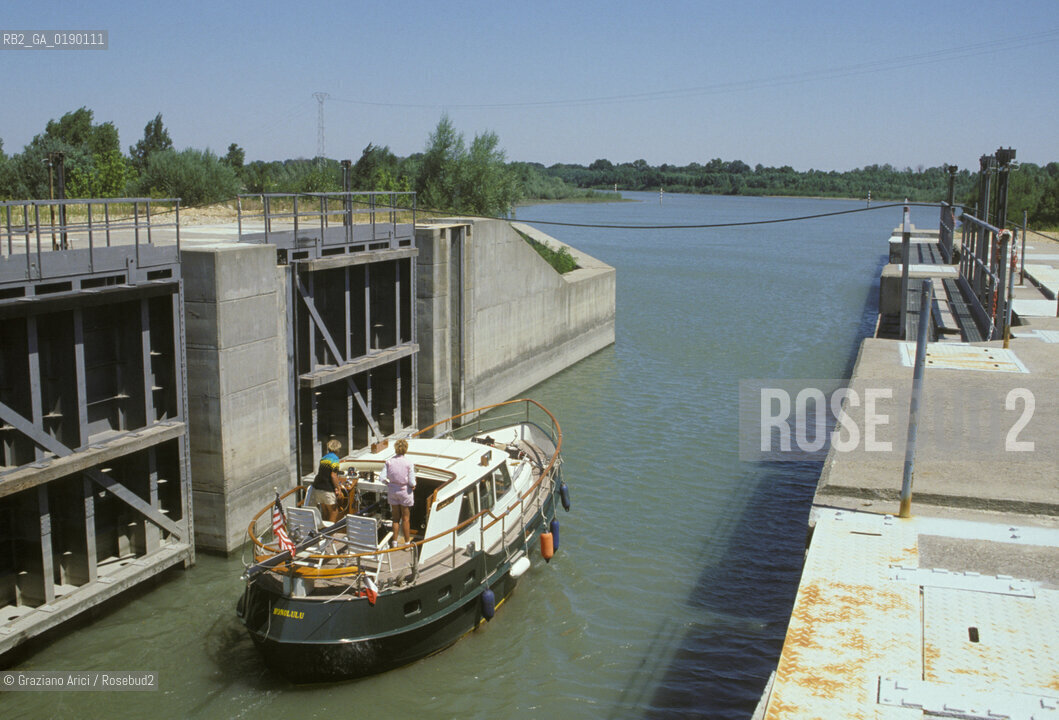 ( FRANCIA  )  PROVENCE-ALPES-COTE DAZUR CANALE DEL RODANO © 1999 Graziano Arici/Rosebud2 / GEO CHIUSA
