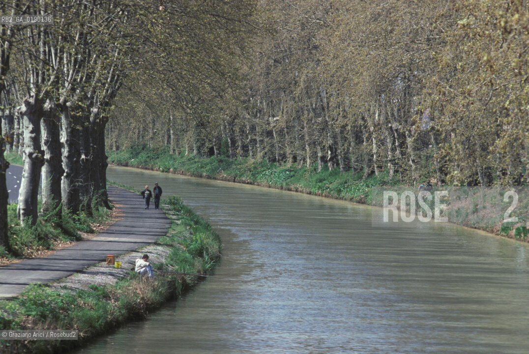 ( FRANCIA  )  MIDI-PYRENEES CANAL DU MIDI : PESCA  © 1999 Graziano Arici/Rosebud2 / GEO  CANALE