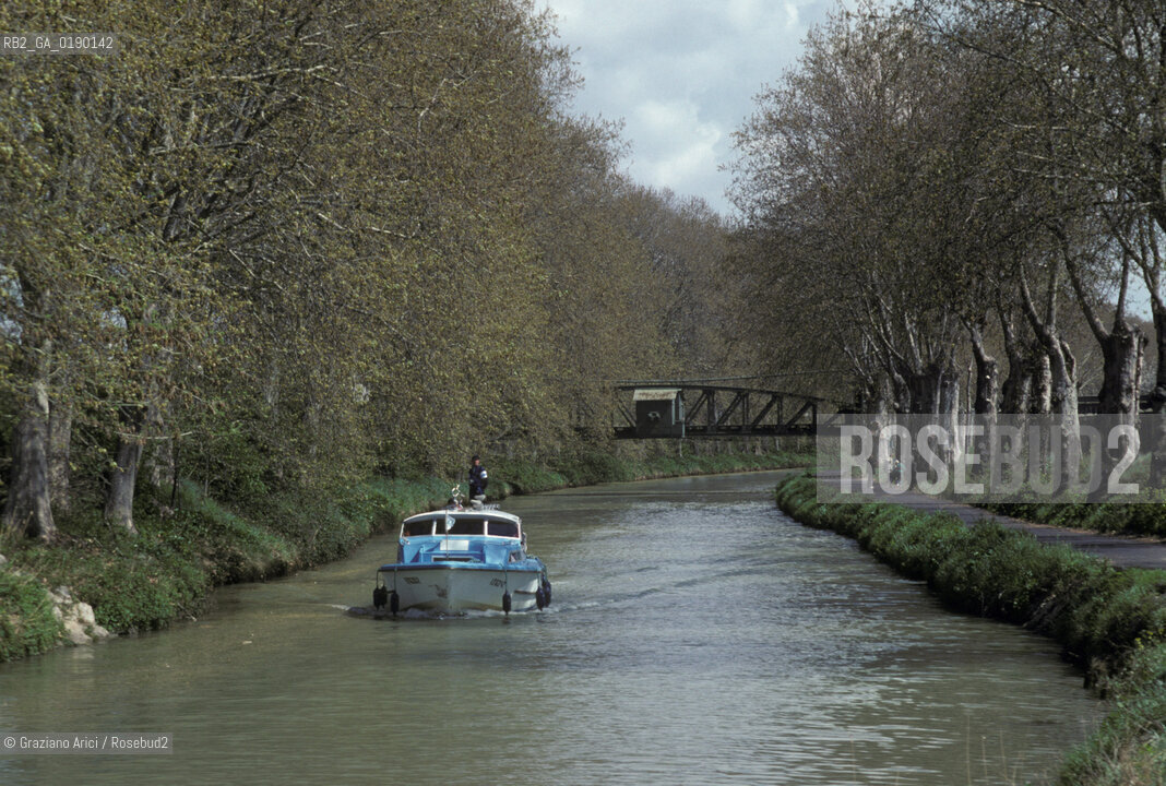 ( FRANCIA  )  MIDI-PYRENEES CANAL DU MIDI : BARCA  © 1999 Graziano Arici/Rosebud2 / GEO  CANALE