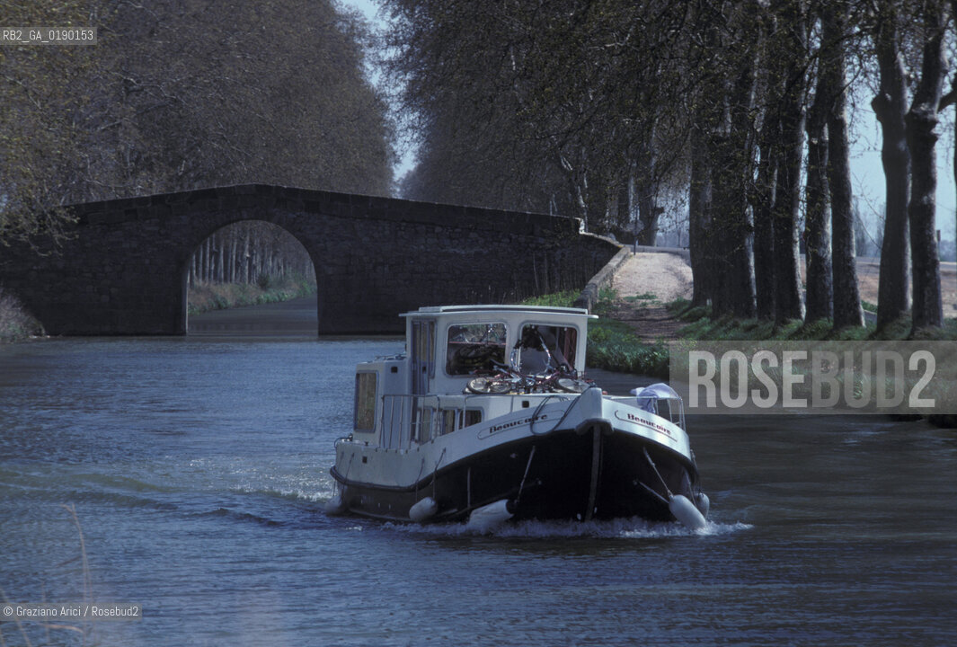 ( FRANCIA  )  MIDI-PYRENEES CANAL DU MIDI : BARCA  © 1999 Graziano Arici/Rosebud2 / GEO  CANALE