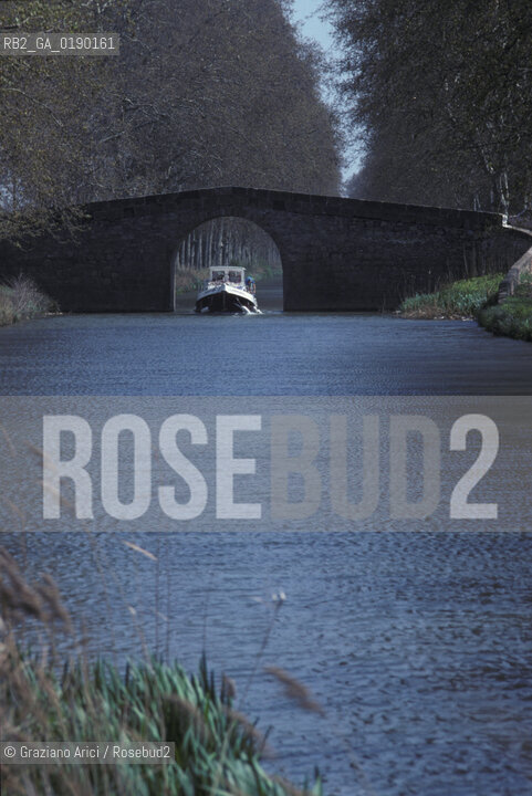 ( FRANCIA  )  MIDI-PYRENEES CANAL DU MIDI : PONTE BARCA  © 1999 Graziano Arici/Rosebud2 / GEO  CANALE
