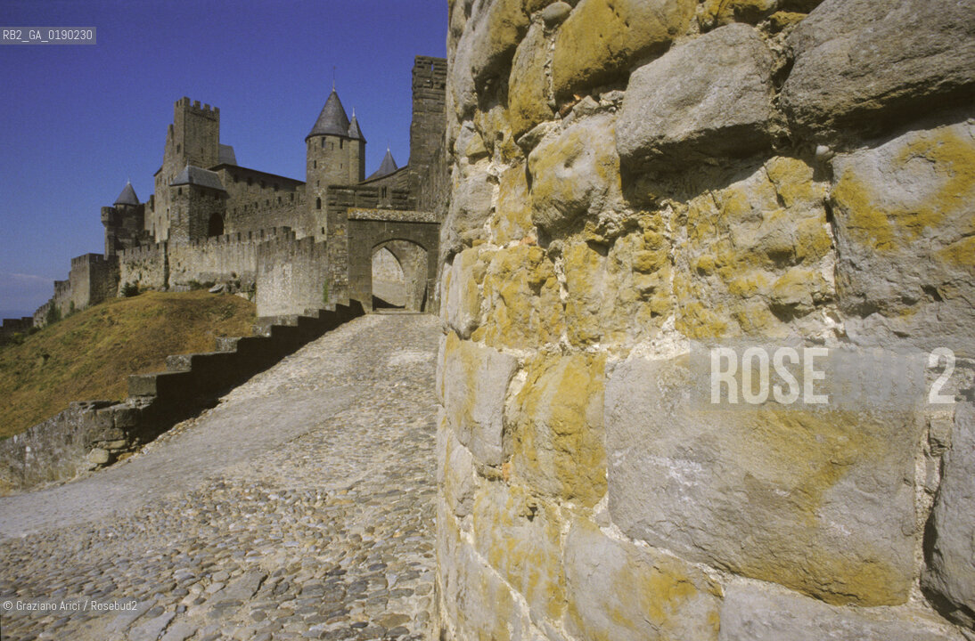 ( FRANCIA  )  LANGUEDOC-ROUSSILLON  CARCASSONNE : LA CITE MURA E PORTA DAUDE © 1999 Graziano Arici/Rosebud2 / GEO CASTELLO ERESIA CATARA CATARI