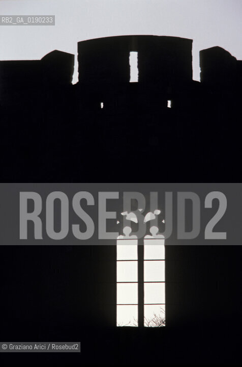 ( FRANCIA  )  LANGUEDOC-ROUSSILLON  CARCASSONNE : LA CITE MURA © 1999 Graziano Arici/Rosebud2 / GEO CASTELLO ERESIA CATARA CATARI FINESTRA