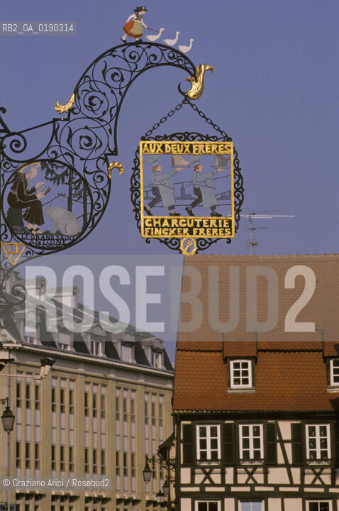 ( FRANCIA  )  ALSAZIA  COLMAR  :INSEGNA  © 1999 Graziano Arici/Rosebud2 / GEO