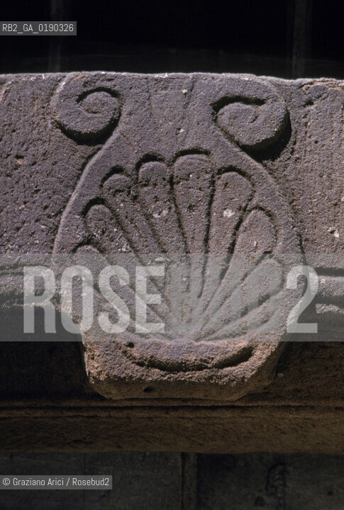 ( FRANCIA  )  MIDI-PYRENEES CONQUES : CONCHIGLIA DI SANTIAGO DE COMPOSTELA  © 1999 Graziano Arici/Rosebud2 / GEO PELLEGRINO PELLEGRINAGGIO