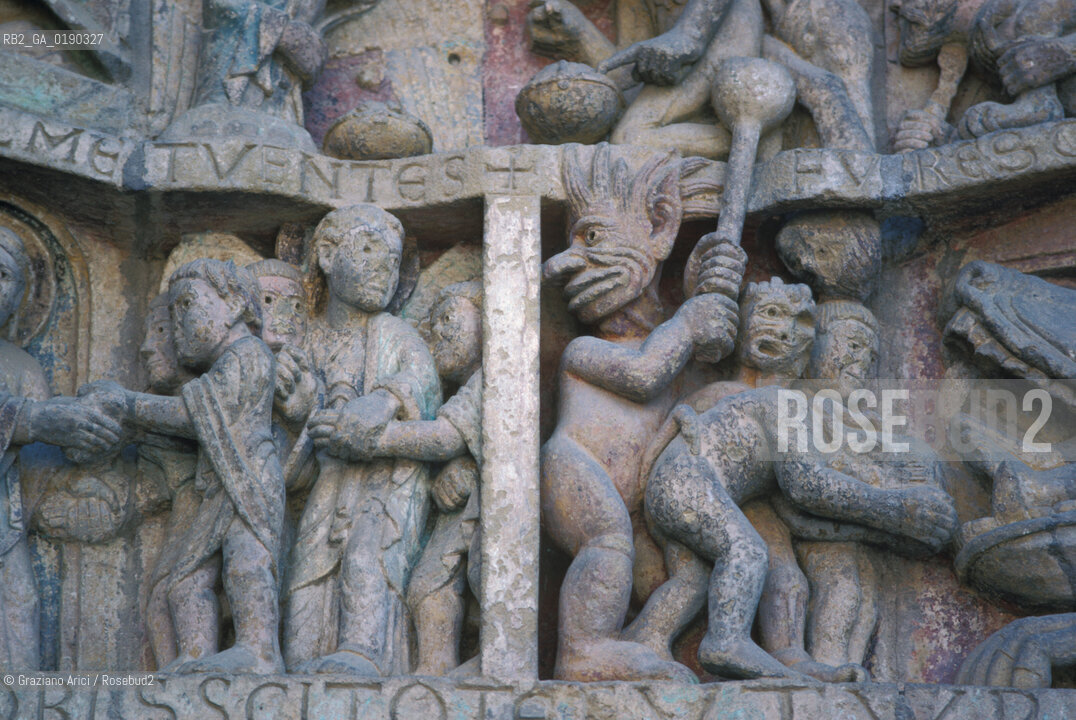 ( FRANCIA  )  MIDI-PYRENEES CONQUES : PARTICOLARE DEL TIMPANO DEL PORTALE DELLA CHIESA DELLA STE-FOY  © 1999 Graziano Arici/Rosebud2 / GEO PELLEGRINO PELLEGRINAGGIO DIAVOLO