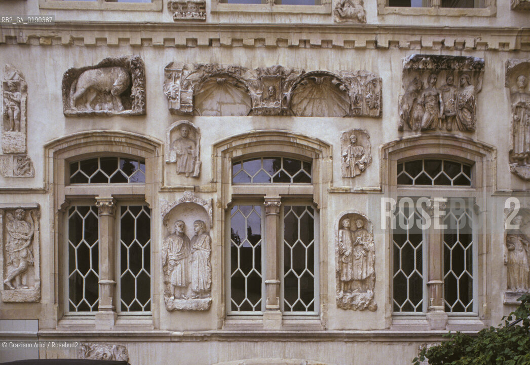 ( FRANCIA  )  BORGOGNA DIGIONE : CASA DELLE CARIATIDI  © 1999 Graziano Arici/Rosebud2 / GEO ARCHEO