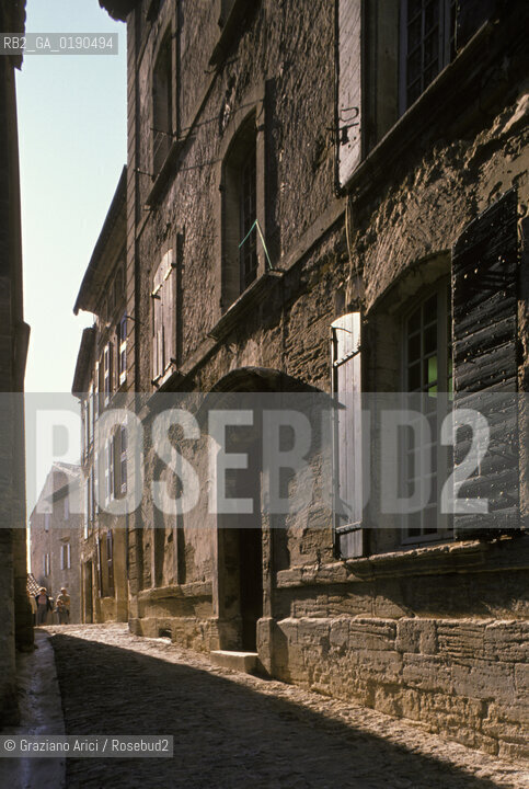 ( FRANCIA  )  PROVENCE-ALPES-COTE DAZUR GORDES : UNA STRADA  DEL PAESE © 1999 Graziano Arici/Rosebud2 / GEO