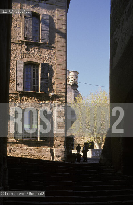 ( FRANCIA  )  PROVENCE-ALPES-COTE DAZUR GORDES : UNA STRADA  DEL PAESE © 1999 Graziano Arici/Rosebud2 / GEO