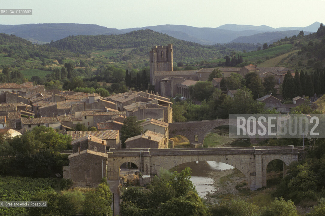( FRANCIA  )  LANGUEDOC-ROUSSILLON LAGRASSE : IL PAESE E LABBAZIA © 1999 Graziano Arici/Rosebud2 / GEO