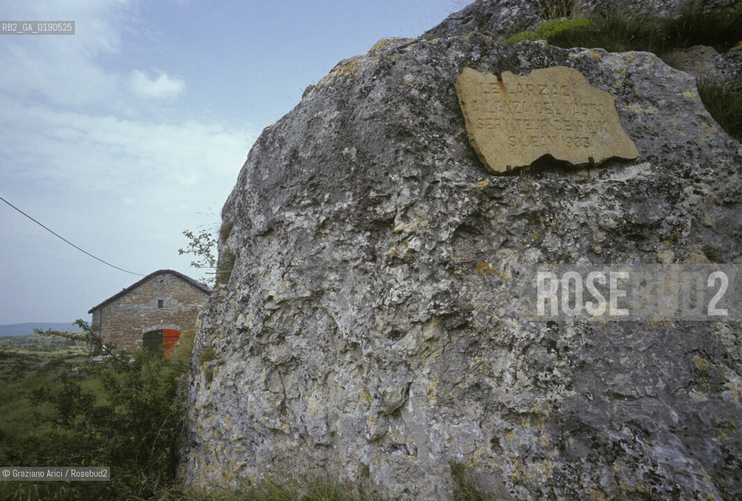 ( FRANCIA  )  LANGUEDOC-ROUSSILLON ALTIPIANO DEL LARZAC CAUSSE : VILLAGGIO DE LA BLAQUIERE CENTRO DELLA LOTTA DEI PASTORI  © 1999 Graziano Arici/Rosebud2 / GEO