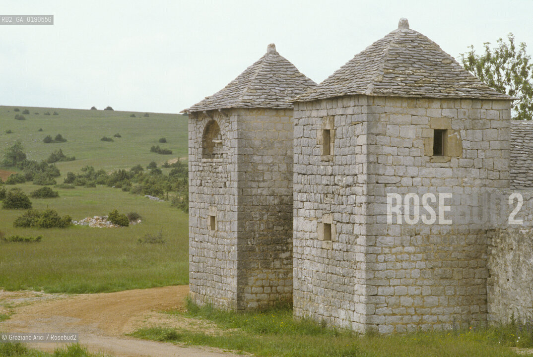 ( FRANCIA  )  LANGUEDOC-ROUSSILLON CAUSSE DU LARZAC : FATTORIA FORTIFICATA  © 1999 Graziano Arici/Rosebud2 / GEO