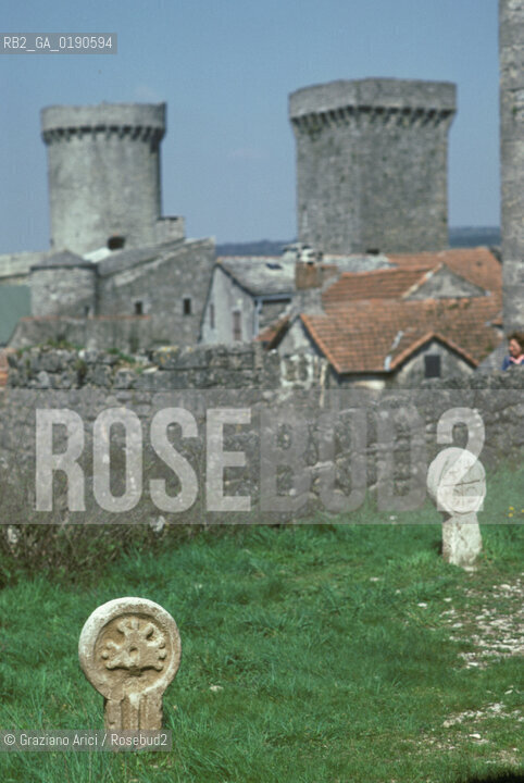 ( FRANCIA  )  LANGUEDOC-ROUSSILLON ALTIPIANO DEL LARZAC CAUSSE : CIMITERO DELLA CITTA TEMPLARE DELLA COUVERTOIRADE © 1999 Graziano Arici/Rosebud2 / GEO TEMPLARI