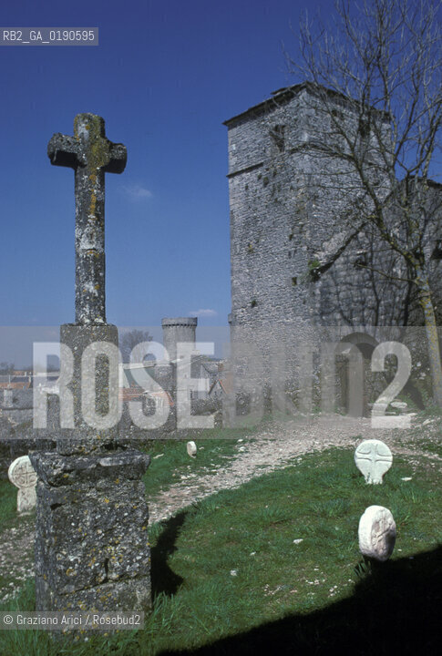 ( FRANCIA  )  LANGUEDOC-ROUSSILLON ALTIPIANO DEL LARZAC CAUSSE : CIMITERO DELLA CITTA TEMPLARE DELLA COUVERTOIRADE © 1999 Graziano Arici/Rosebud2 / GEO TEMPLARI