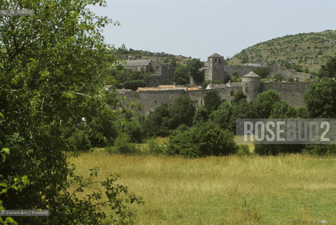 ( FRANCIA  )  LANGUEDOC-ROUSSILLON ALTIPIANO DEL LARZAC CAUSSE : LA CITTA TEMPLARE DELLA COUVERTOIRADE © 1999 Graziano Arici/Rosebud2 / GEO TEMPLARI