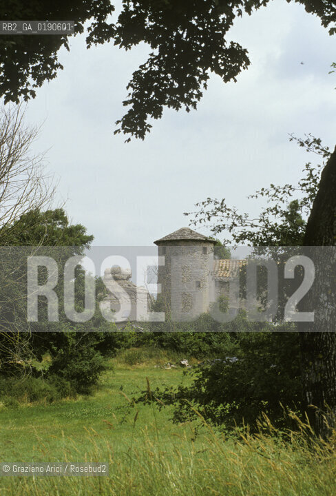 ( FRANCIA  )  LANGUEDOC-ROUSSILLON ALTIPIANO DEL LARZAC CAUSSE : LA CITTA TEMPLARE DELLA COUVERTOIRADE © 1999 Graziano Arici/Rosebud2 / GEO TEMPLARI