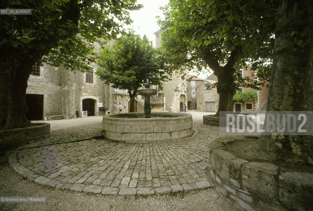 ( FRANCIA  )  LANGUEDOC-ROUSSILLON ALTIPIANO DEL LARZAC CAUSSE : LA CITTA TEMPLARE DI STE-EULALIE-DE-CERNON © 1999 Graziano Arici/Rosebud2 / GEO TEMPLARI