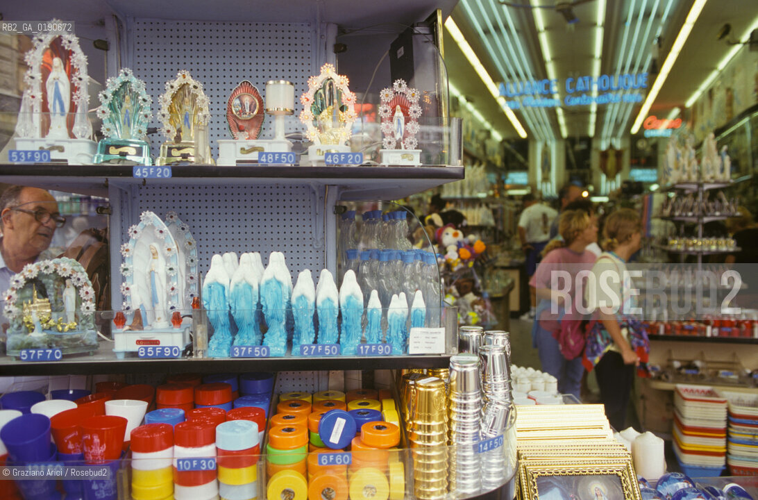 ( FRANCIA  )  MIDI-PYRENEES LOURDES : SOUVENIR RELIGIOSI  © 1999 Graziano Arici/Rosebud2 / GEO PELLEGRINAGGIO TURISTI TURISMO