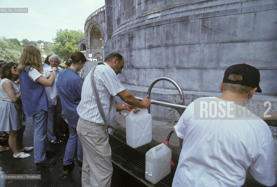 ( FRANCIA  )  MIDI-PYRENEES LOURDES : SORGENTI DI ACQUA MIRACOLOSA  © 1999 Graziano Arici/Rosebud2 / GEO PELLEGRINAGGIO