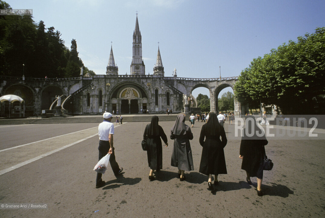 ( FRANCIA  )  MIDI-PYRENEES LOURDES : LA BASILICA E LESPLANADE  © 1999 Graziano Arici/Rosebud2 / GEO PELLEGRINAGGIO