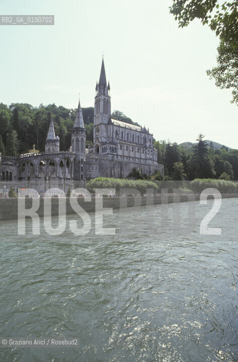 ( FRANCIA  )  MIDI-PYRENEES LOURDES : LA BASILICA E IL FIUME GAVE DE PAU  © 1999 Graziano Arici/Rosebud2 / GEO PELLEGRINAGGIO