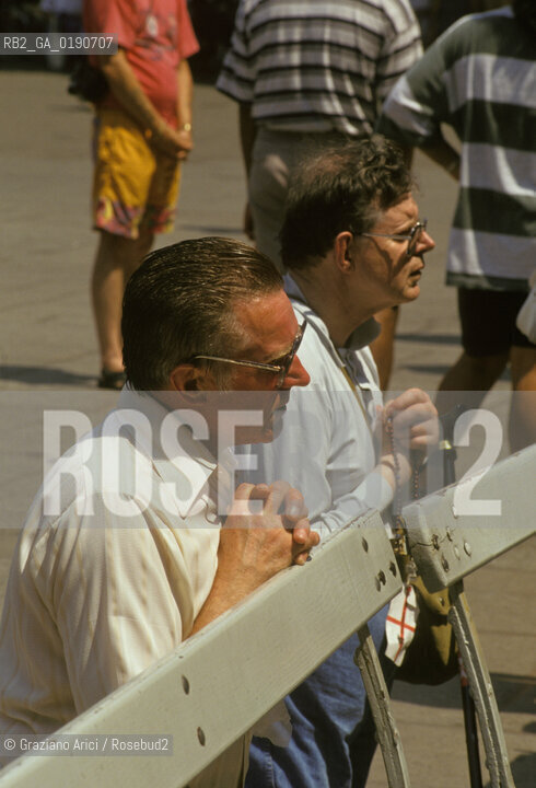 ( FRANCIA  )  MIDI-PYRENEES LOURDES : PREGHIERA DAVANTI ALLA GROTTA MIRACOLOSA  © 1999 Graziano Arici/Rosebud2 / GEO PELLEGRINAGGIO